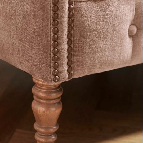 esztergalt falab szegecs tuzott bezs barsony chesterfield karpitos fotel elegans polgari villa kastely nappali butor berendezes.jpg